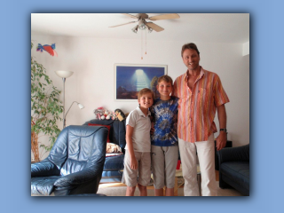 2014-06-08 Papa, Tobias - Florian im Wohnzimmer.jpg